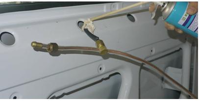 采用高压铜管管路或者三层加厚高压软管